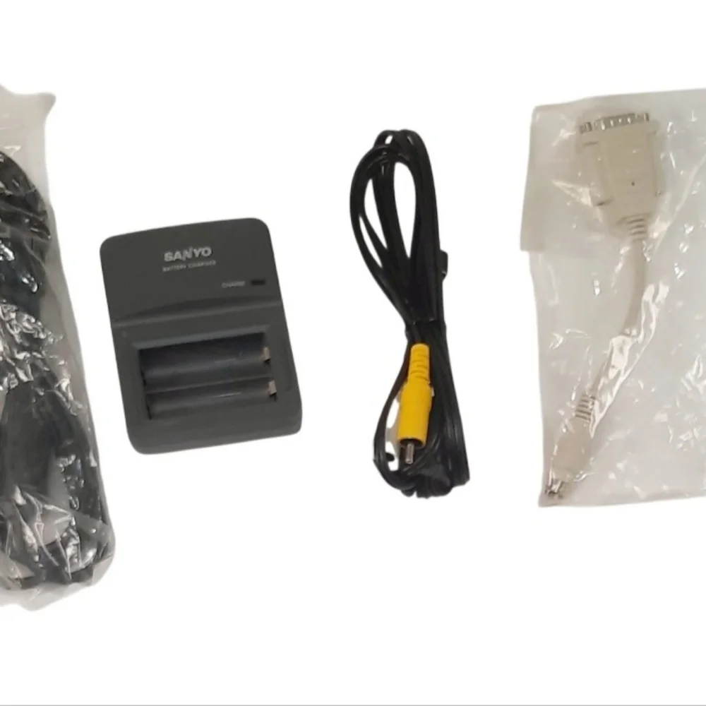 Vintage Sanyo VPC-SX500 digital camera with original packaging.